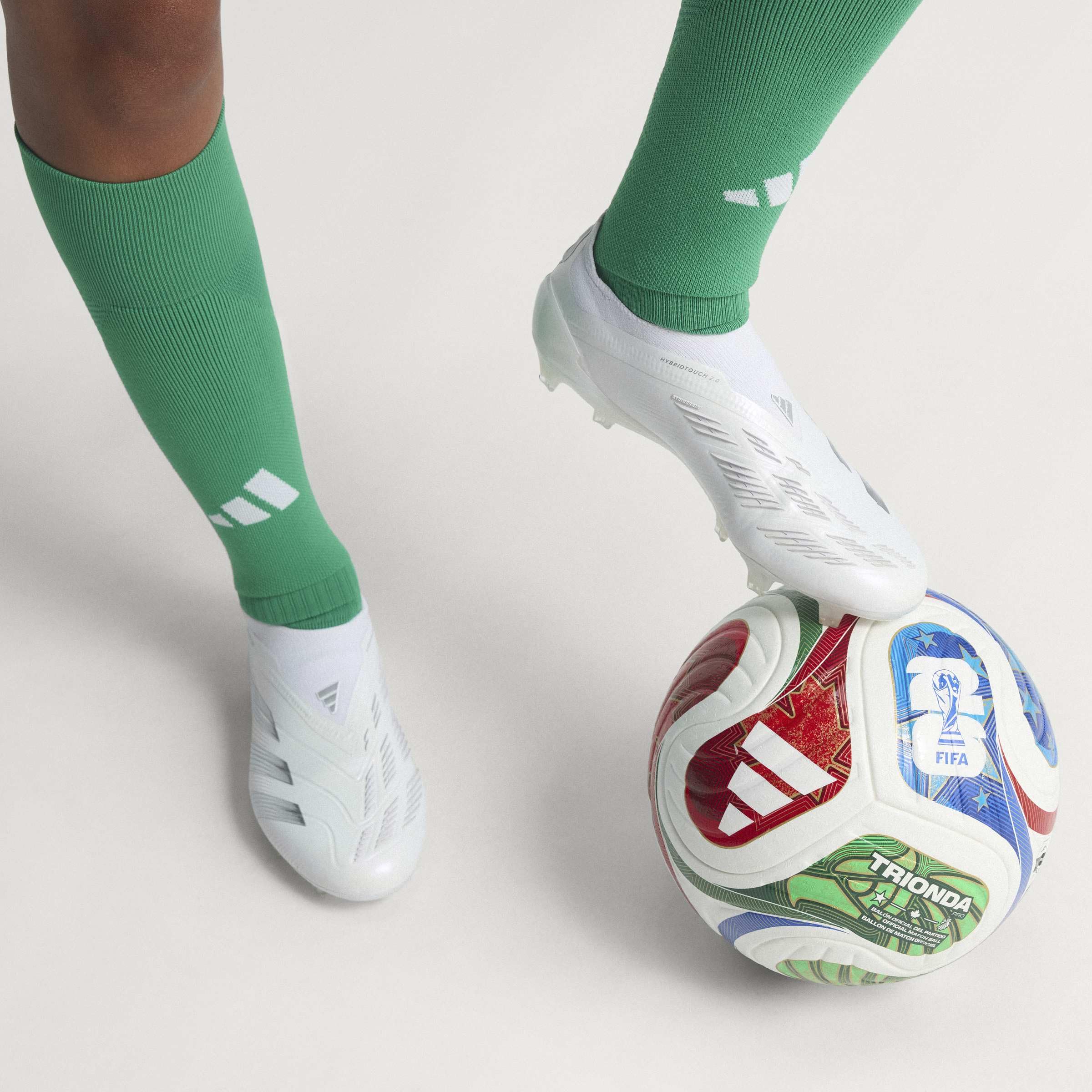 adidas Trionda Pro junto a reglas para comparar tamaño y peso reglamentario