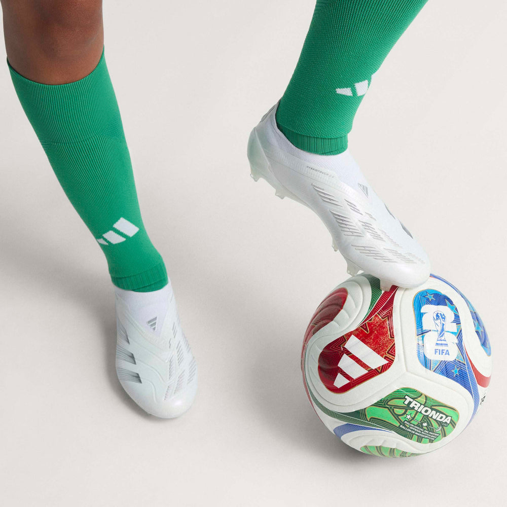 adidas Trionda Pro junto a reglas para comparar tamaño y peso reglamentario