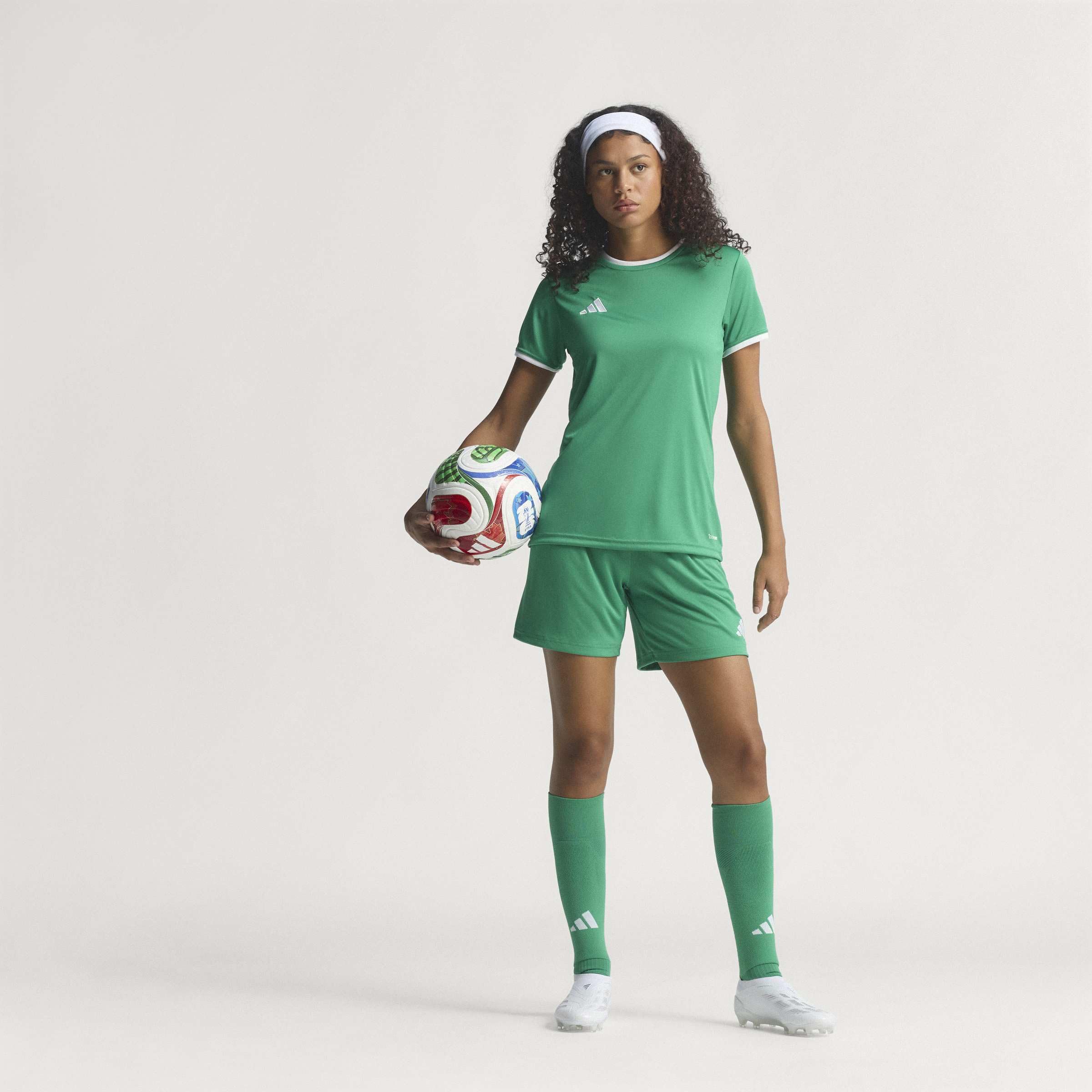 adidas Trionda Pro detalle gráfico con símbolos nacionales y alta visibilidad