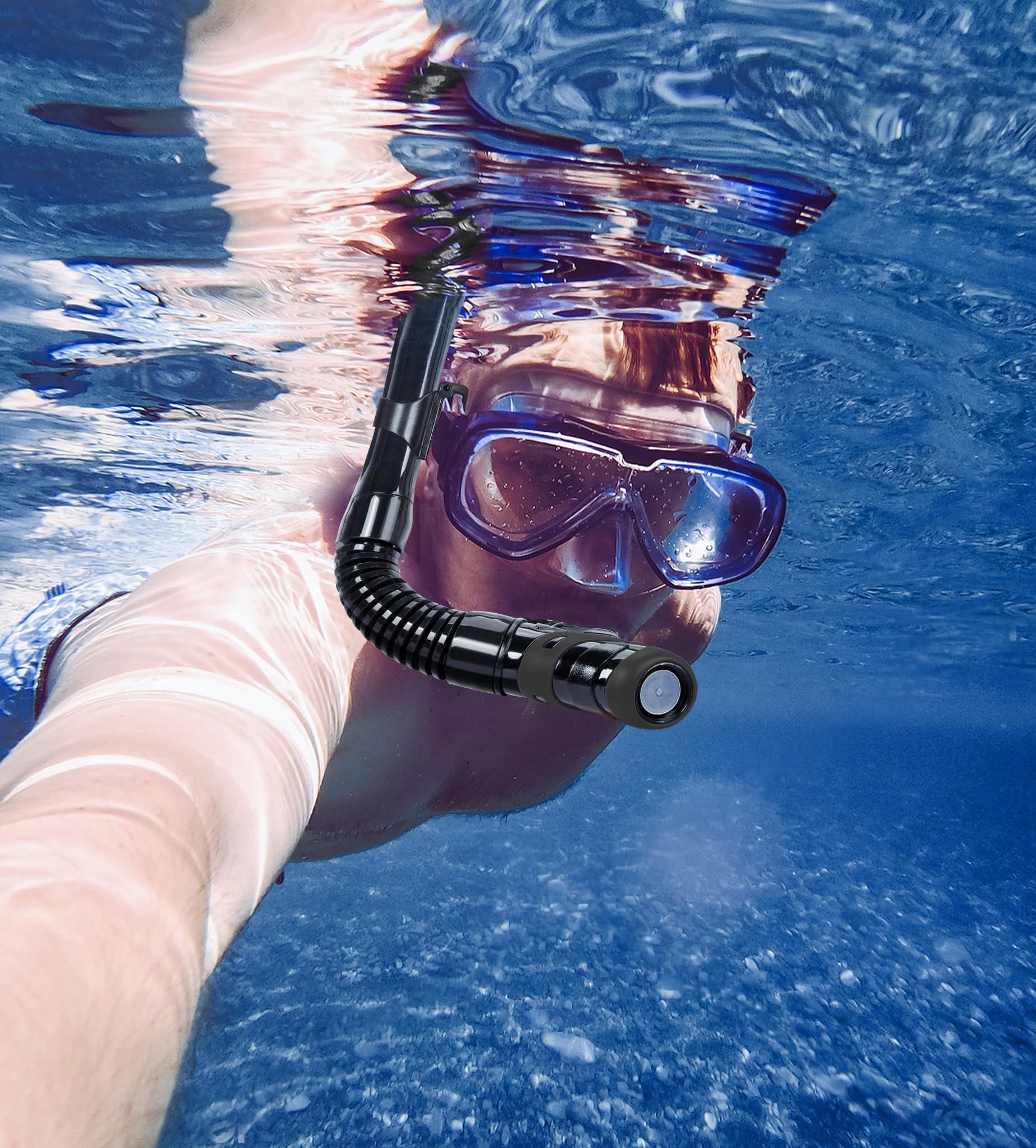 Aegend tamaño y escala comparando snorkel con mano para visualizar dimensiones