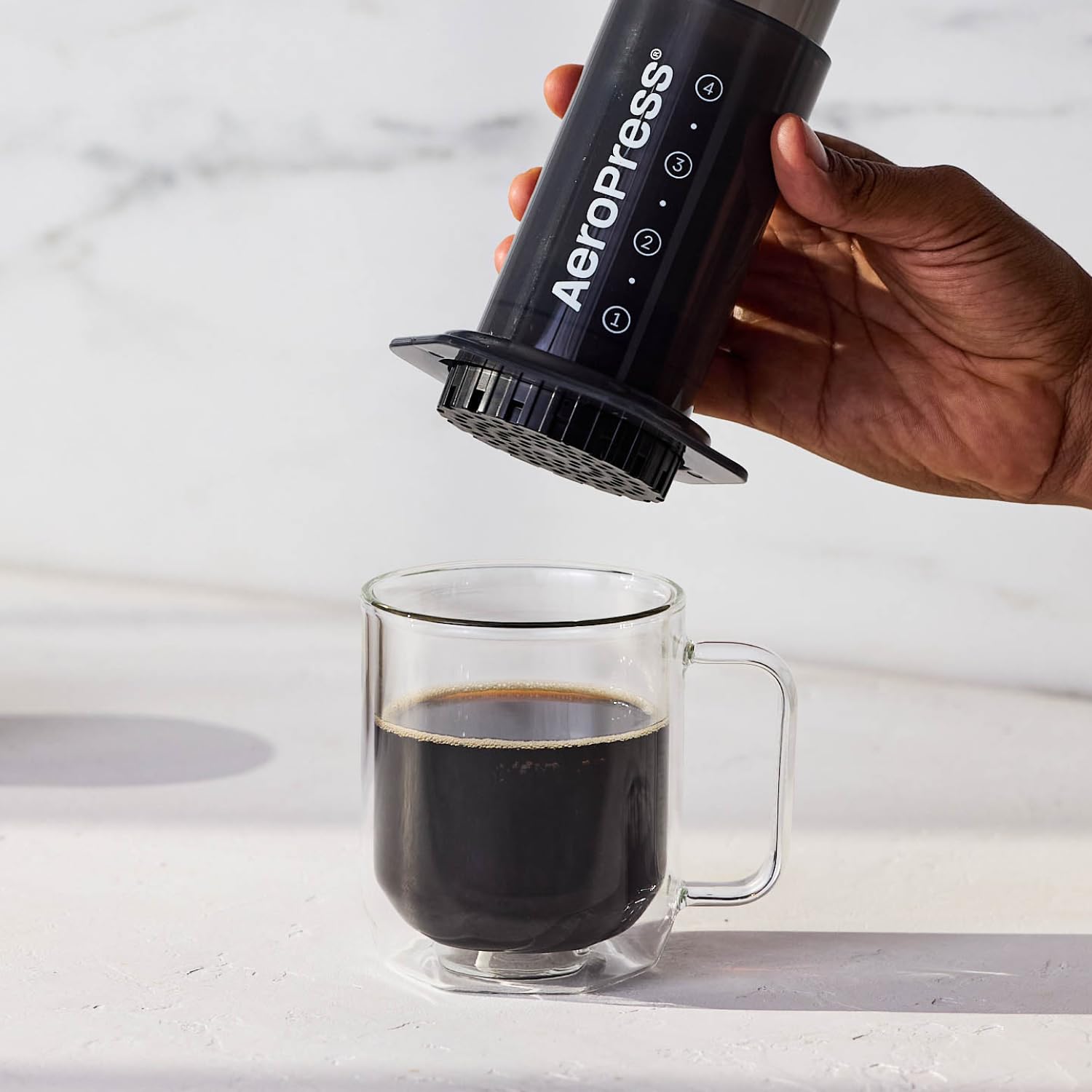AeroPress en cocina preparada para servir café rico y sin posos