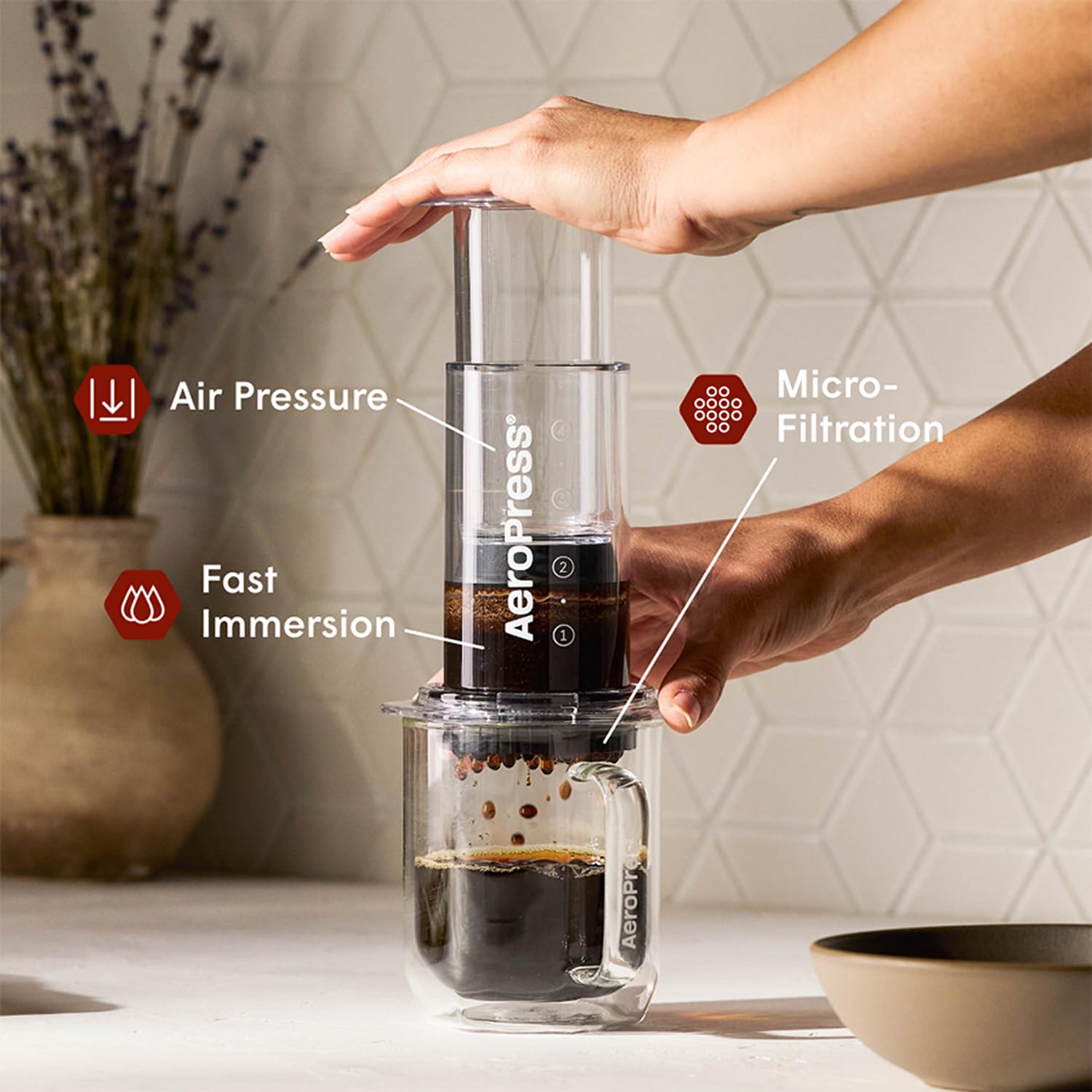 AeroPress filtro instalado en cafetera mostrando ajuste preciso y extracción limpia