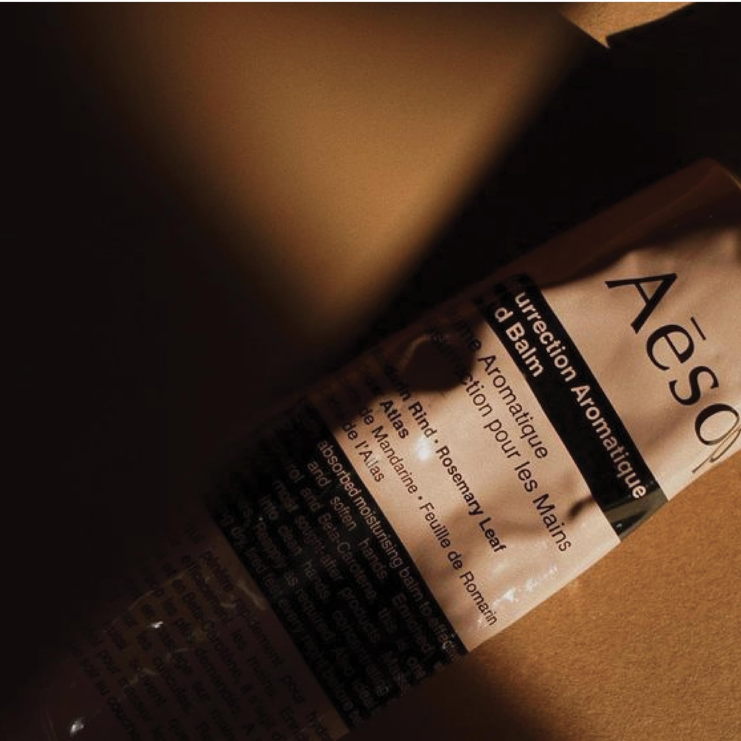 Aesop etiqueta con ingredientes botánicos clave y limpio perfil