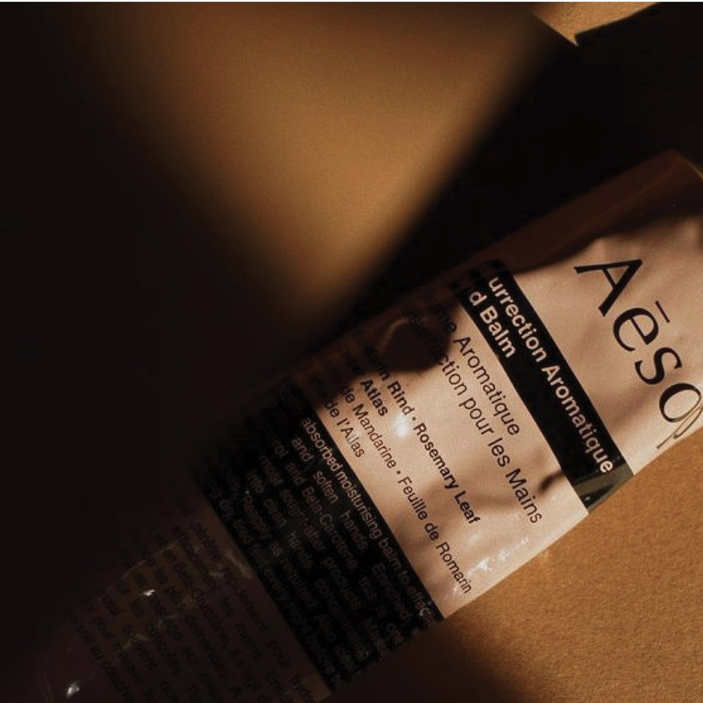 Aesop etiqueta con ingredientes botánicos clave y limpio perfil