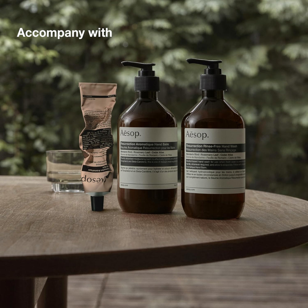 Aesop tubo de aluminio reciclado enfatizando sostenibilidad