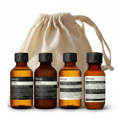 Aesop set vista frontal con cuatro envases y bolsa, práctico para viajar
