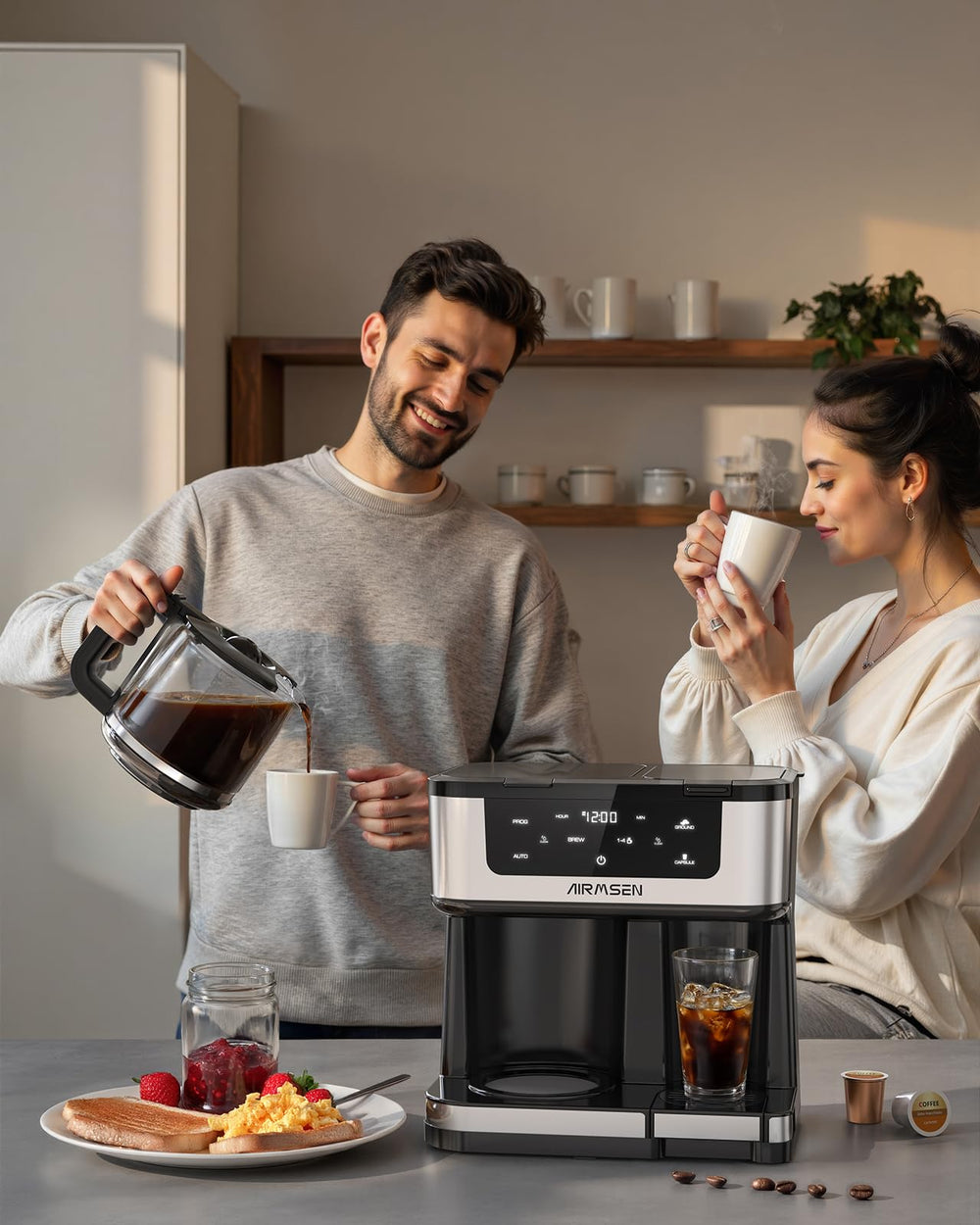AIRMSEN cafetera en cocina familiar sirviendo jarra grande para invitados