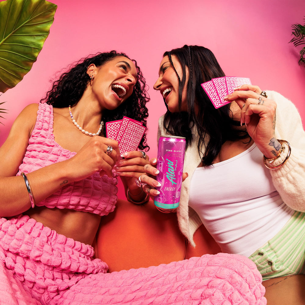 Lata Alani Nu Pink Slush junto a equipo de gimnasio, aporta impulso pre-entreno