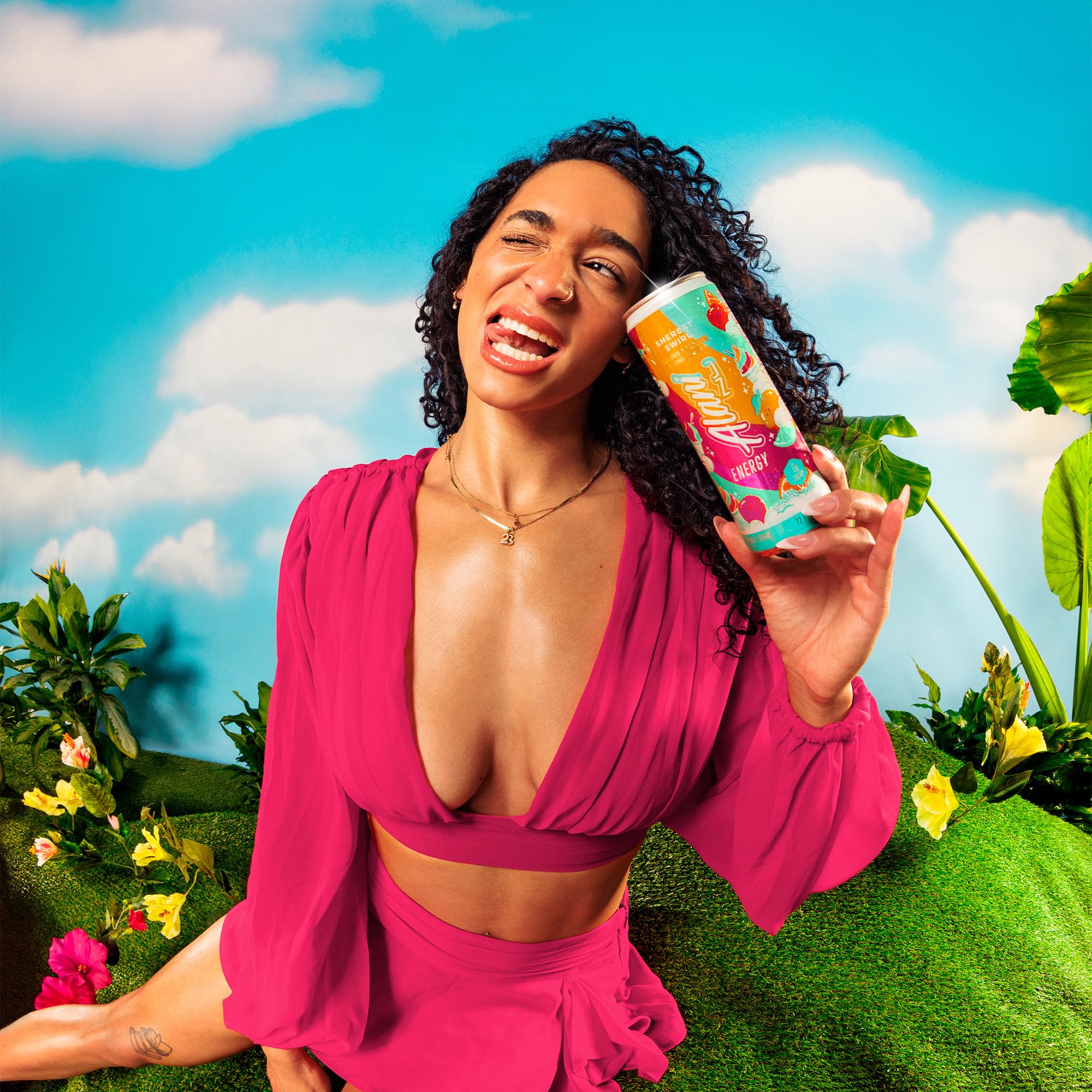 Alani Nu Sherbet Swirl junto a pesas en gimnasio para preentreno