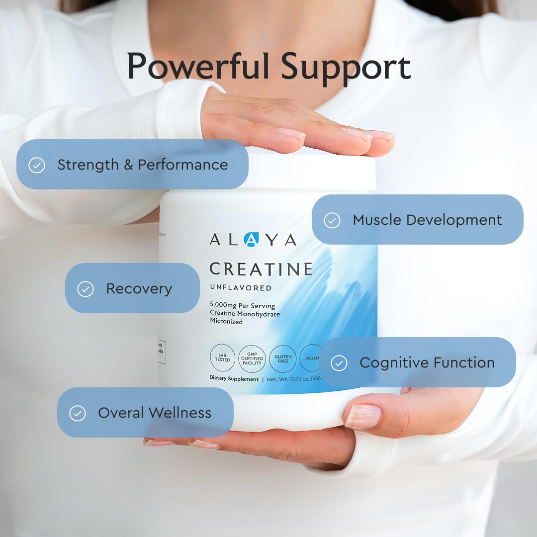 Alaya Naturals polvo junto a pesas en gimnasio, diseñado para rendimiento deportivo