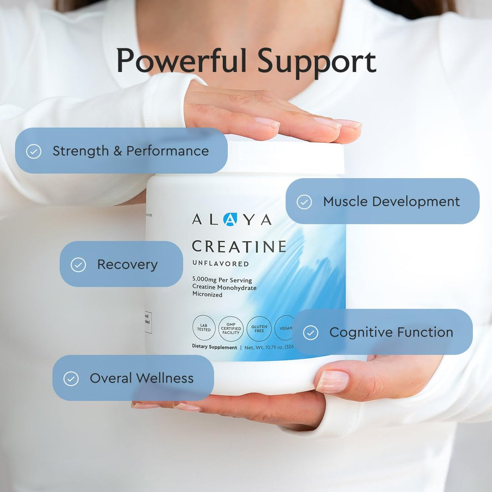 Alaya Naturals polvo junto a pesas en gimnasio, diseñado para rendimiento deportivo