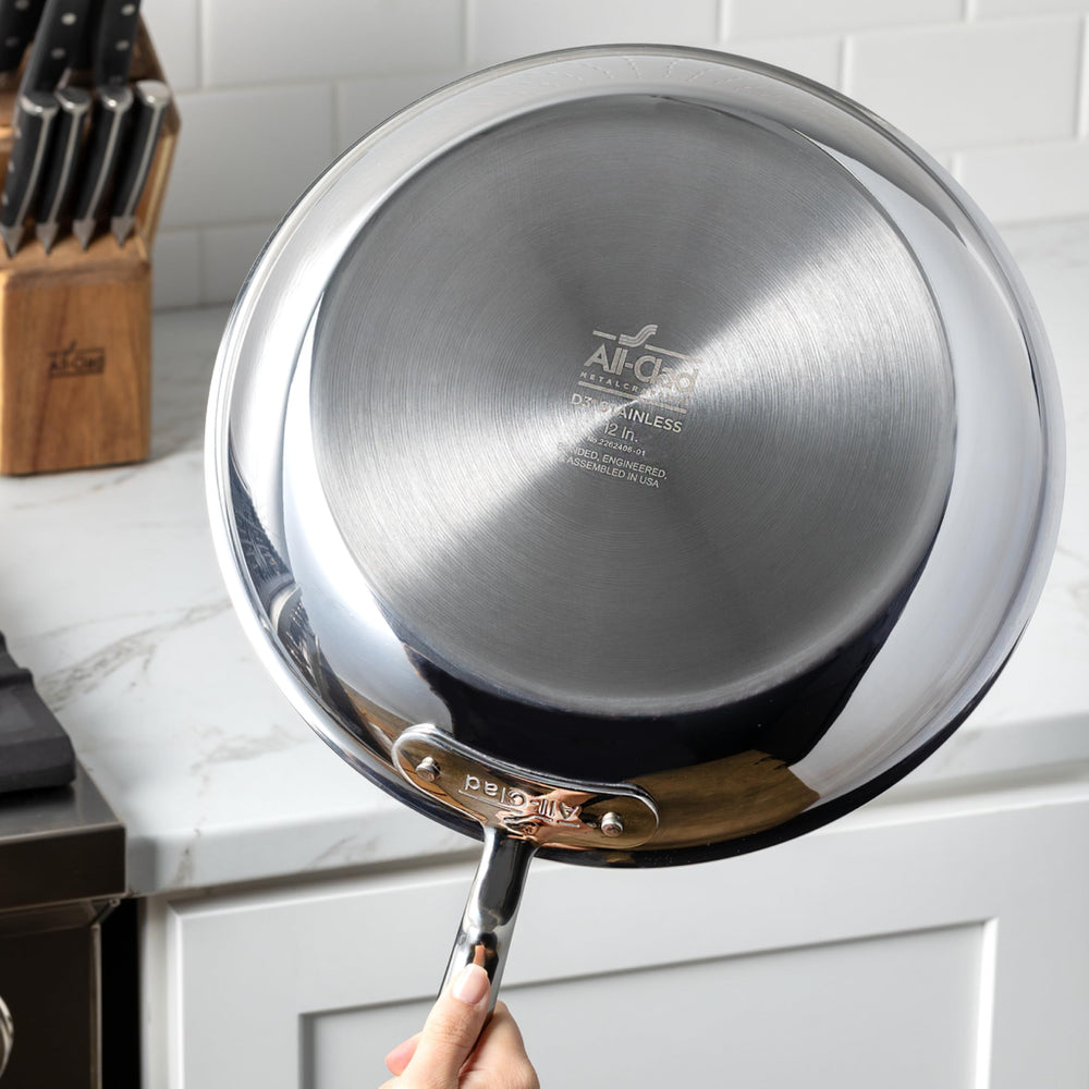 All‑Clad tapa encajada que conserva humedad y acelera cocciones