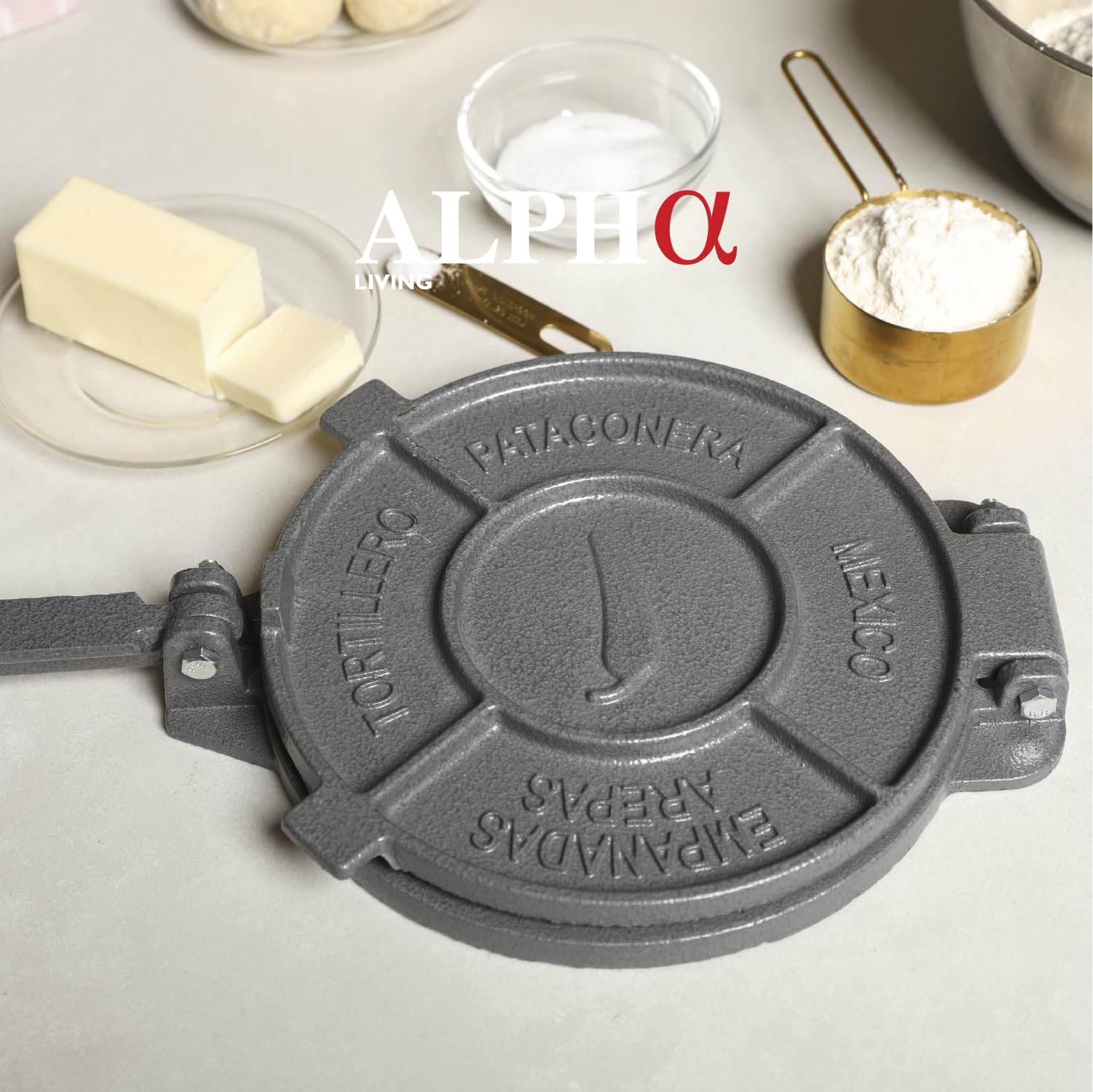 Alpha Living prensa en uso aplanando una tortilla para resultados uniformes y rápidos
