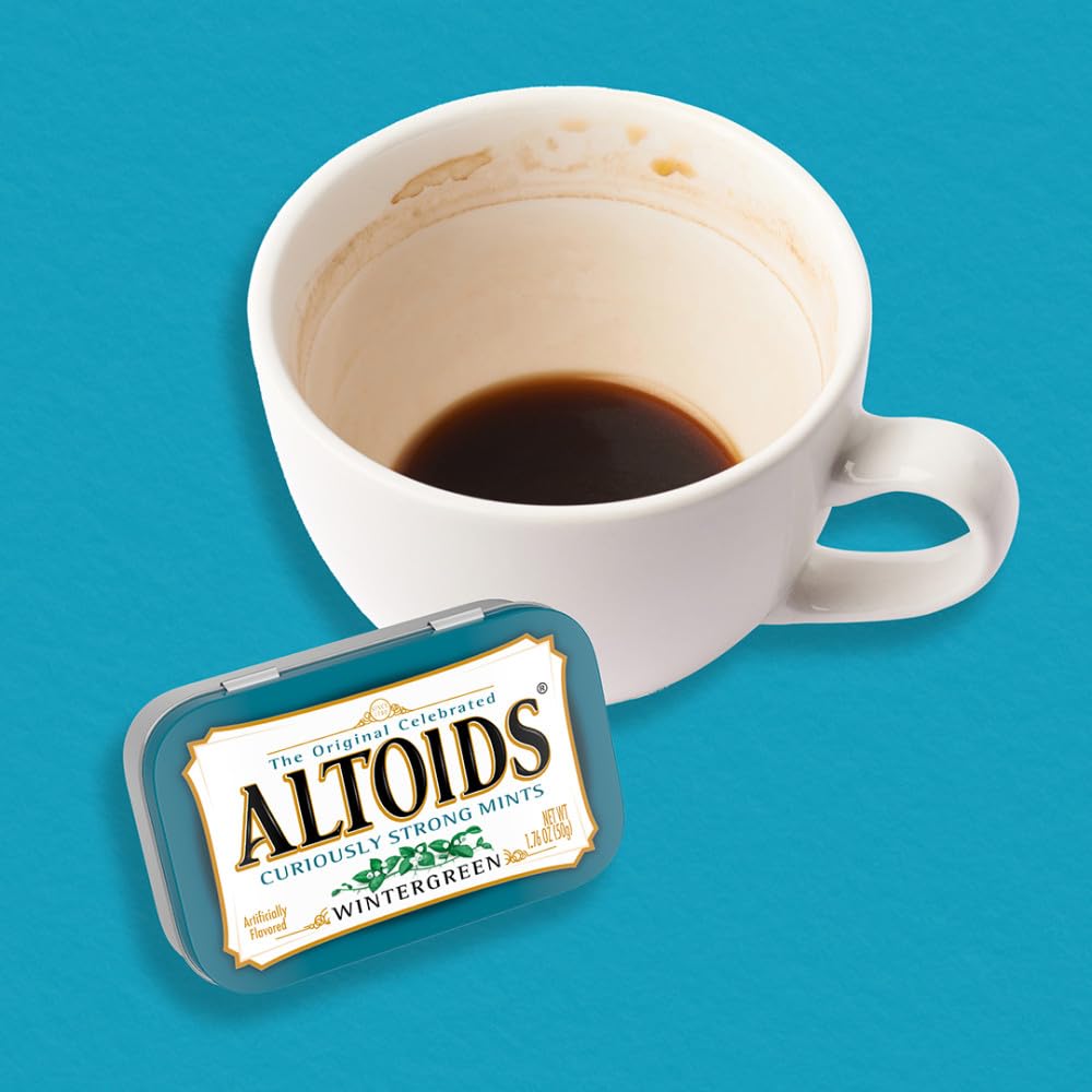 Altoids junto a monedas para comparar tamaño y practicidad