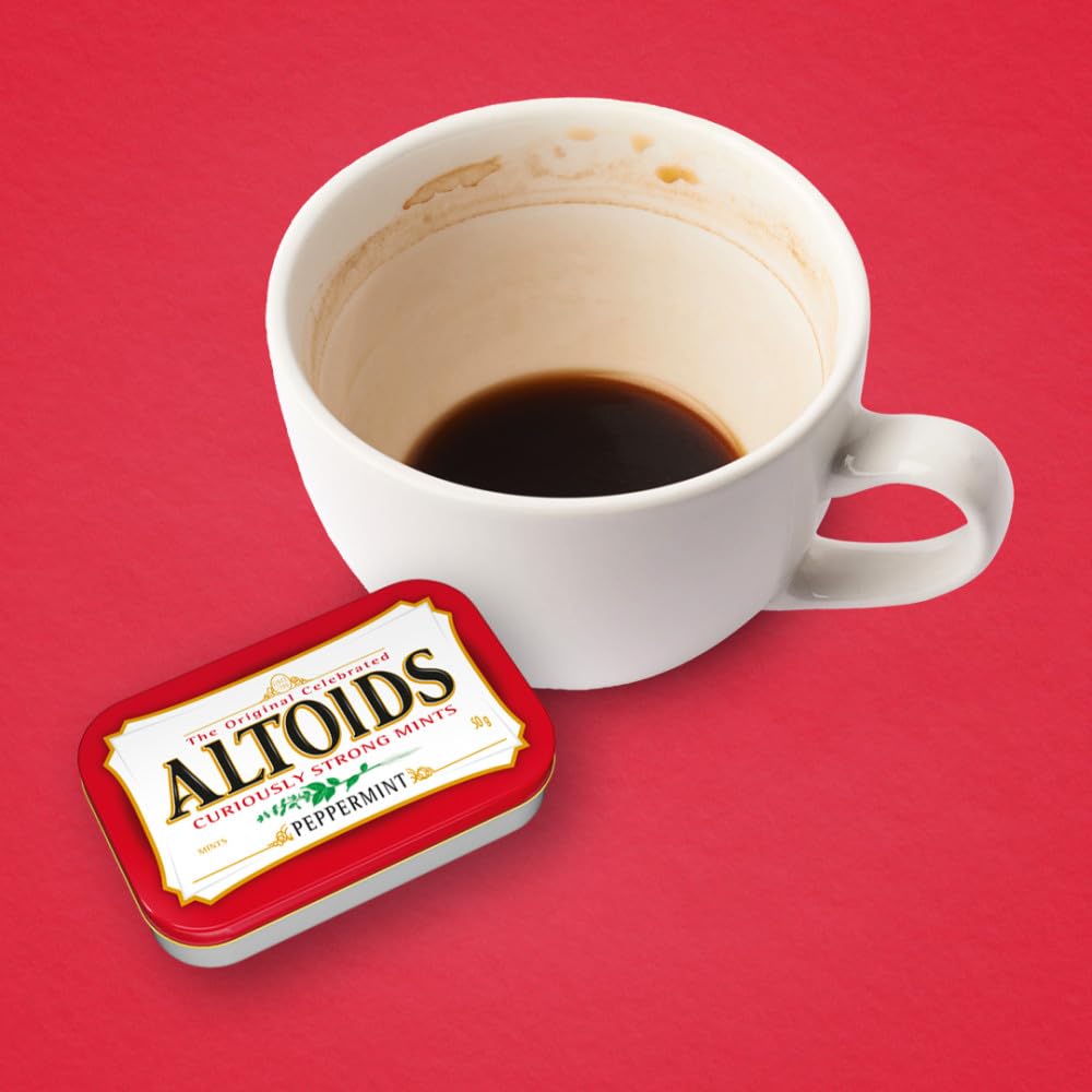Altoids junto a objetos de oficina resaltando conveniencia en el escritorio