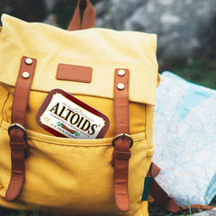 Altoids latas en mano para comparar tamaño y portabilidad práctica