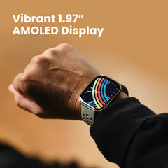Amazfit Bip 6 detalle de pantalla AMOLED brillante para lectura fácil