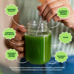 Amazing Grass batido servido en vaso, bebida verde rápida y nutritiva