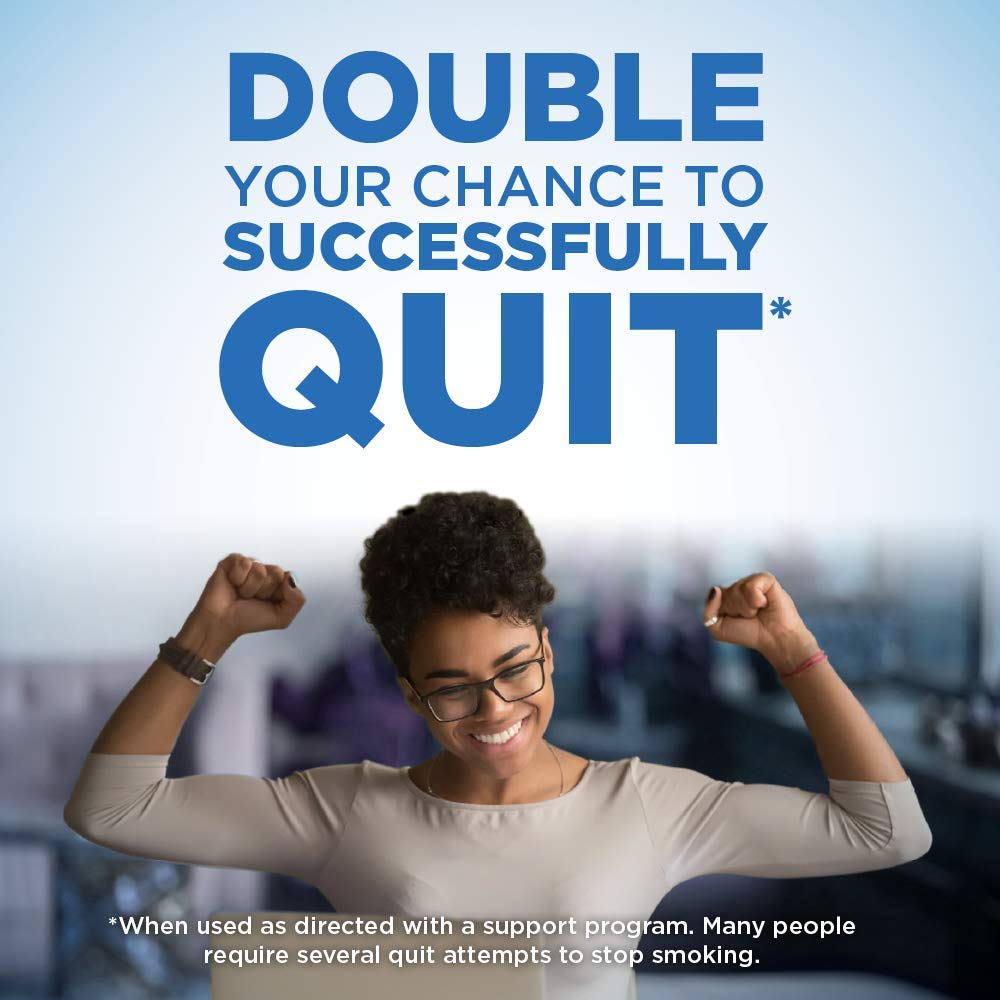 Amazon Basic Care chicle en mano para comparar tamaño, ayuda a entender la escala por pieza