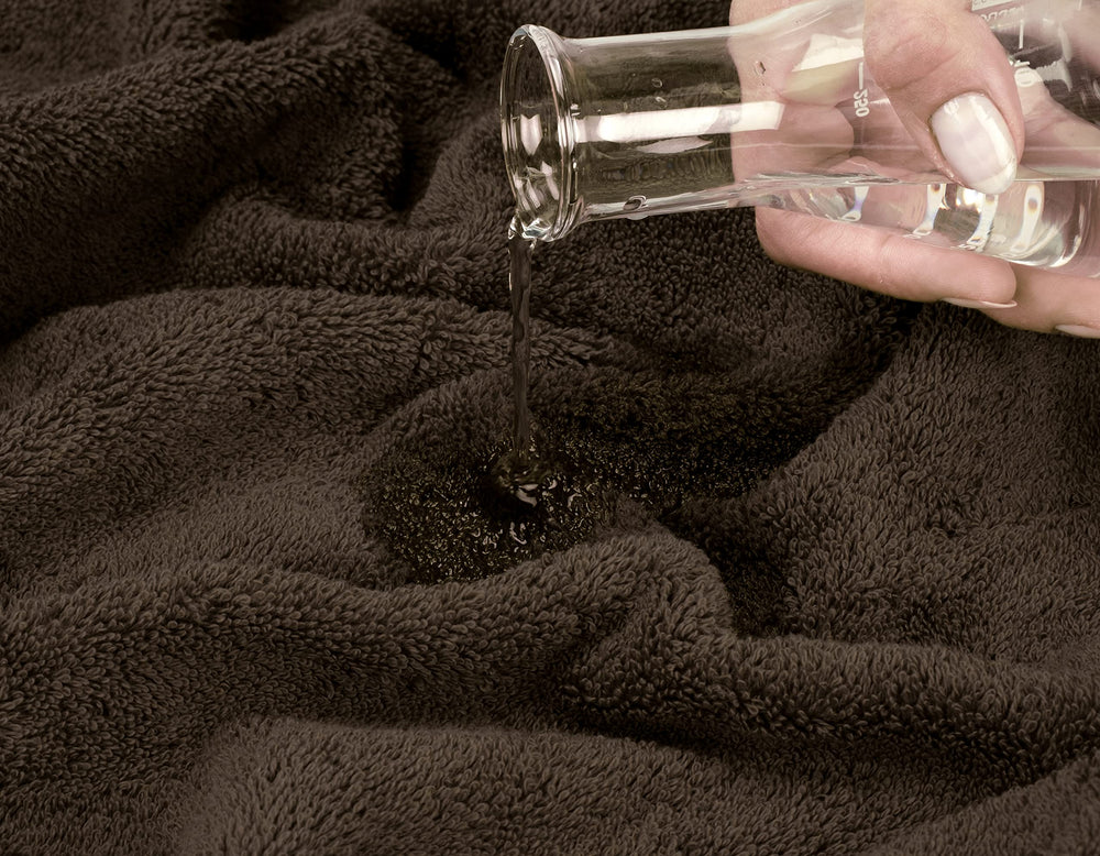 American Soft Linen manos secando con toalla de mano que evidencia rápida absorción