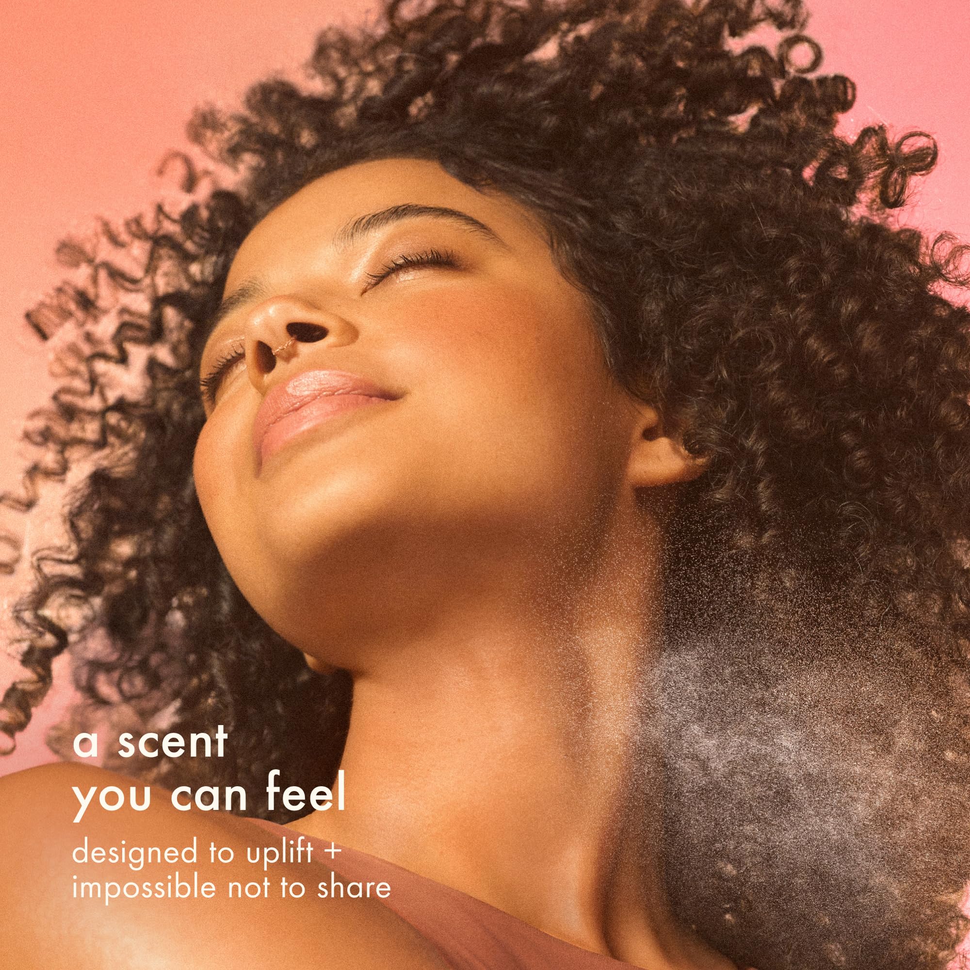 amika aplicación en cabello demostrando brillo y fragancia duradera
