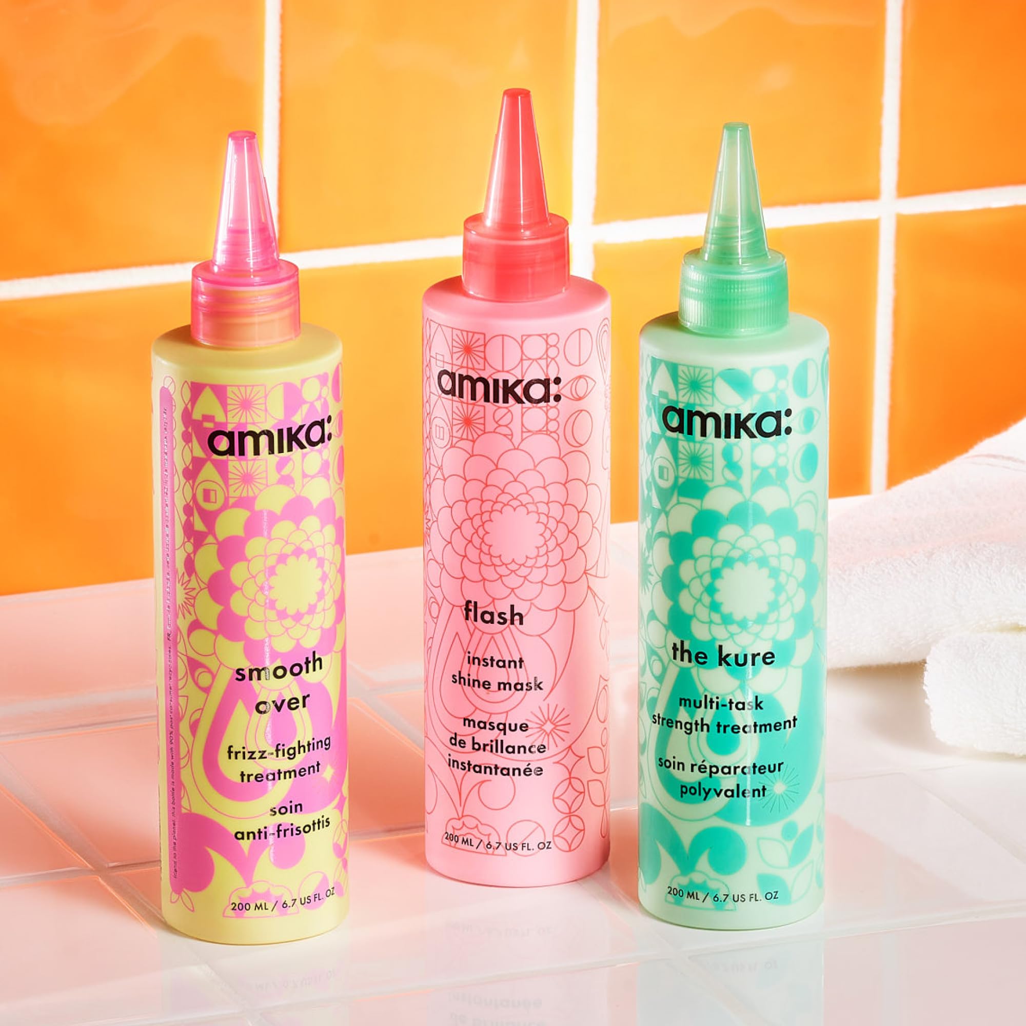 Amika producto en baño luminoso indicando uso cotidiano y acabado sedoso