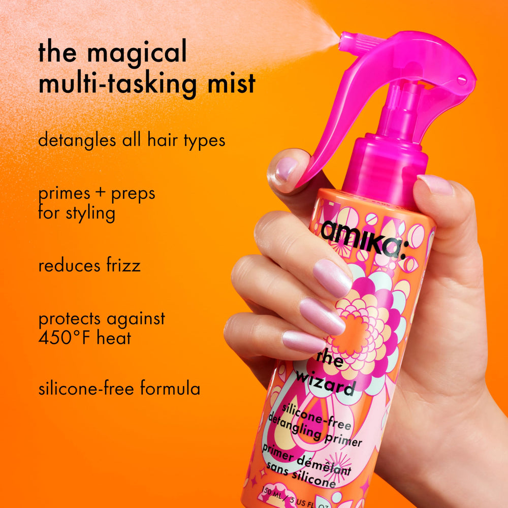 Amika botella 150 ml en mano que resalta tamaño y uso práctico