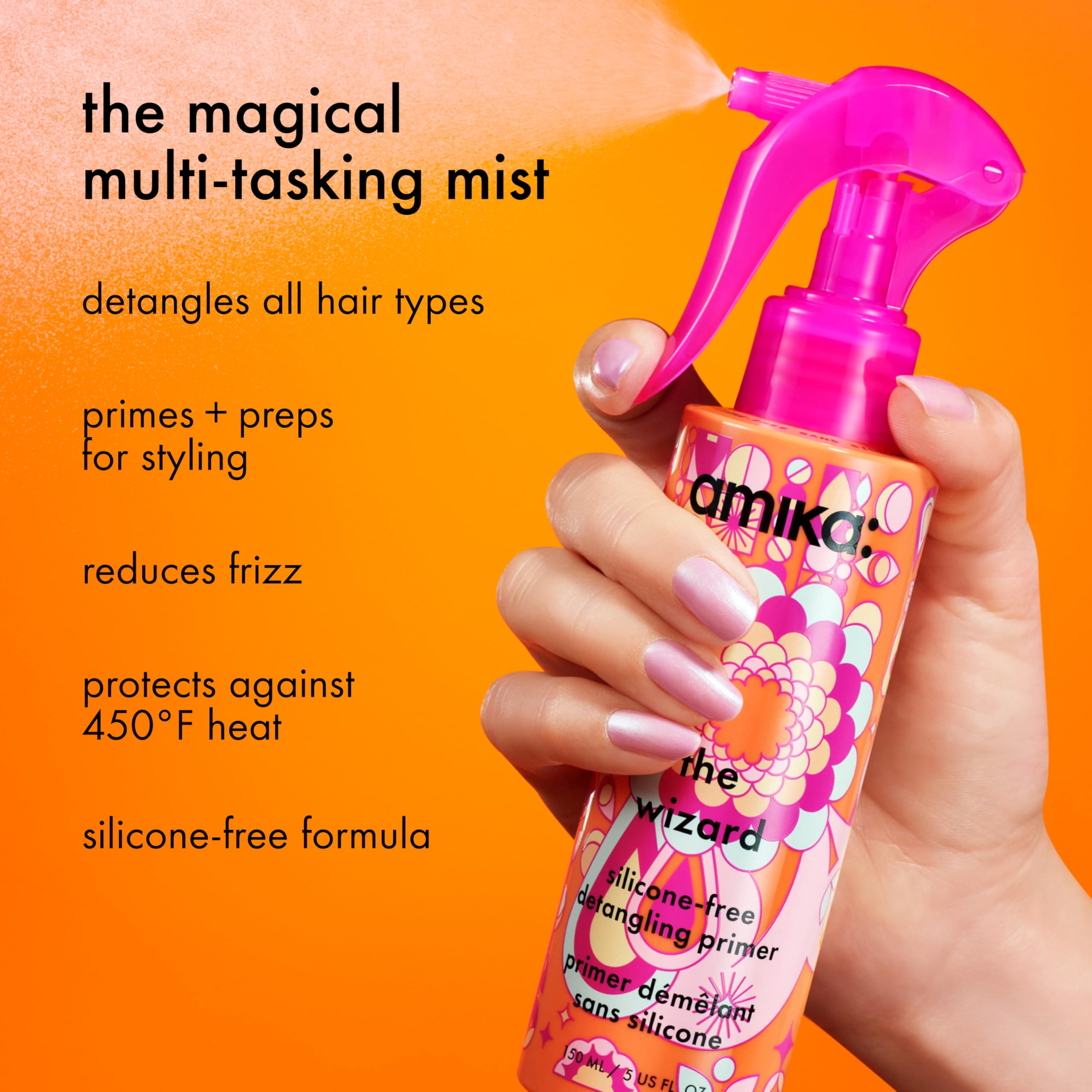 Amika spray en acción con textura ligera que facilita desenredar