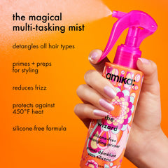 Amika spray en acción con textura ligera que facilita desenredar