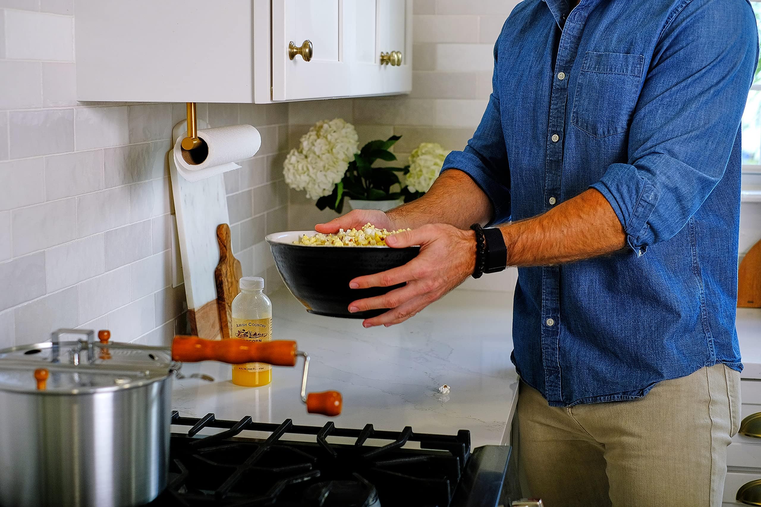 Amish Country Popcorn granos en mano para mostrar tamaño pequeño y tierno