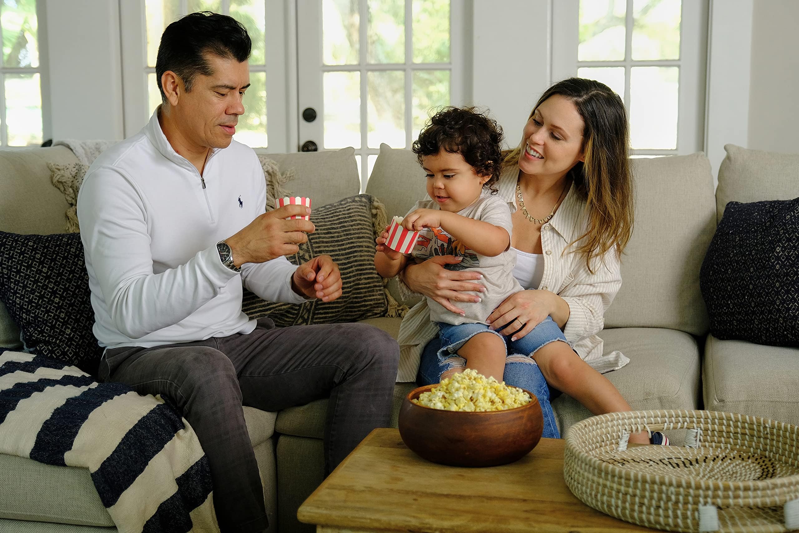 Amish Country Popcorn comparación de tamaño de granos junto a regla para escala