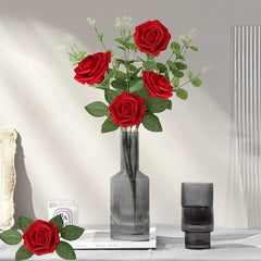 Rosa AmyHomie con hojas verdes extra para volumen y contraste realista