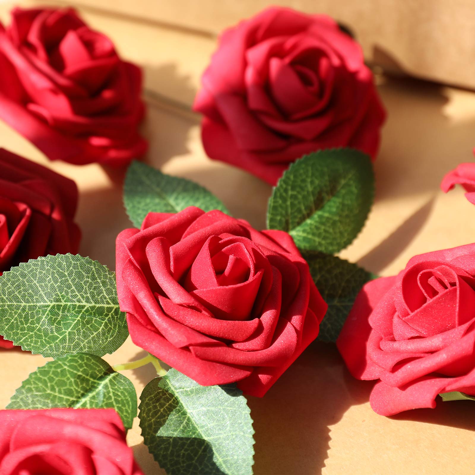 Corona navideña decorada con rosas AmyHomie aportando sofisticación festiva