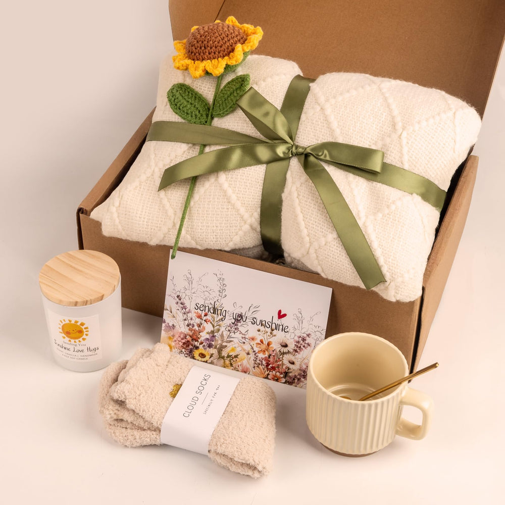 Anforsun taza cerámica junto a calcetines peludos creando pausa reconfortante