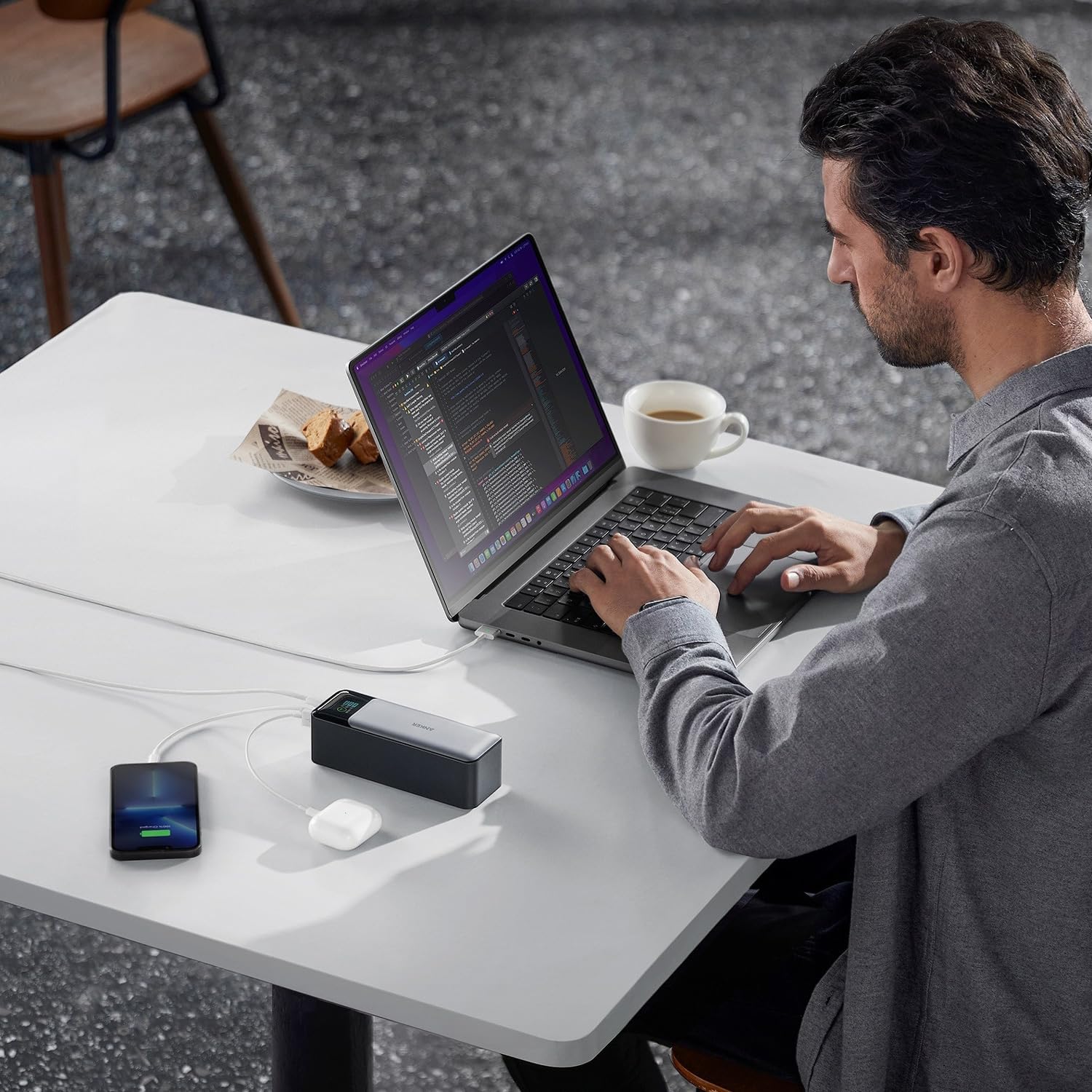 Anker 737 pantalla digital con datos en tiempo real y control