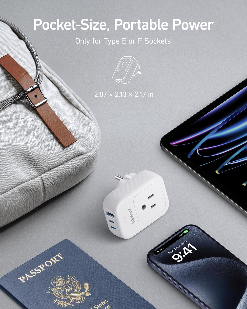 Anker adaptador comparación de tamaño en mano demostrando su portabilidad