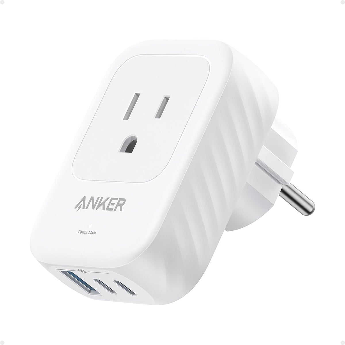 Anker adaptador vista frontal mostrando tomas AC y puertos USB para múltiples cargas
