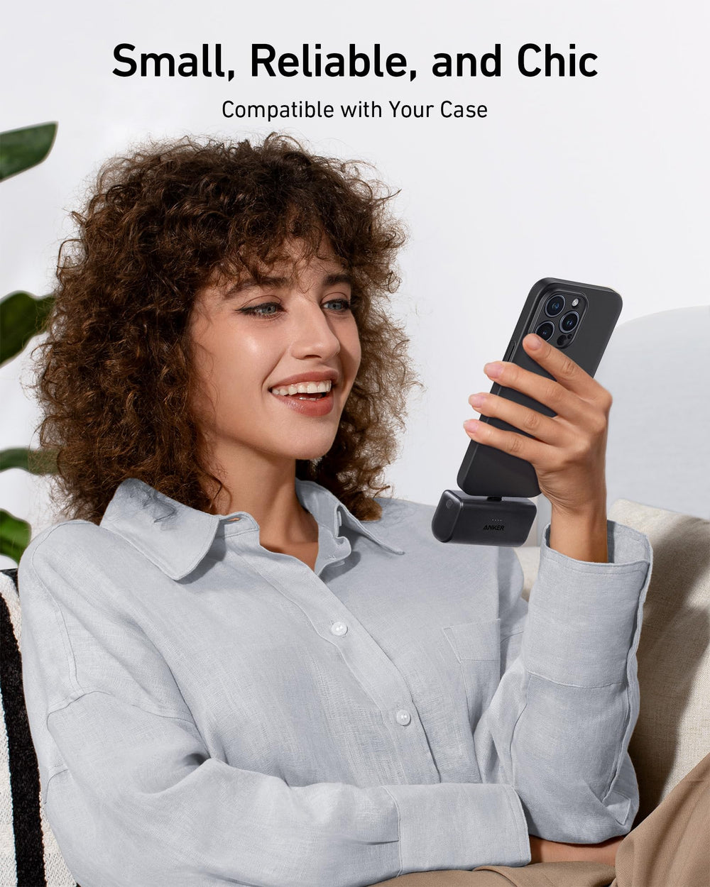 Anker comparación de tamaño en mano para apreciar su portabilidad