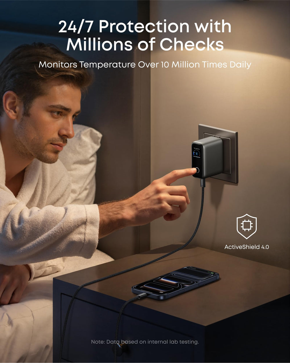 Anker colocado en mano para comparar tamaño y mostrar portabilidad
