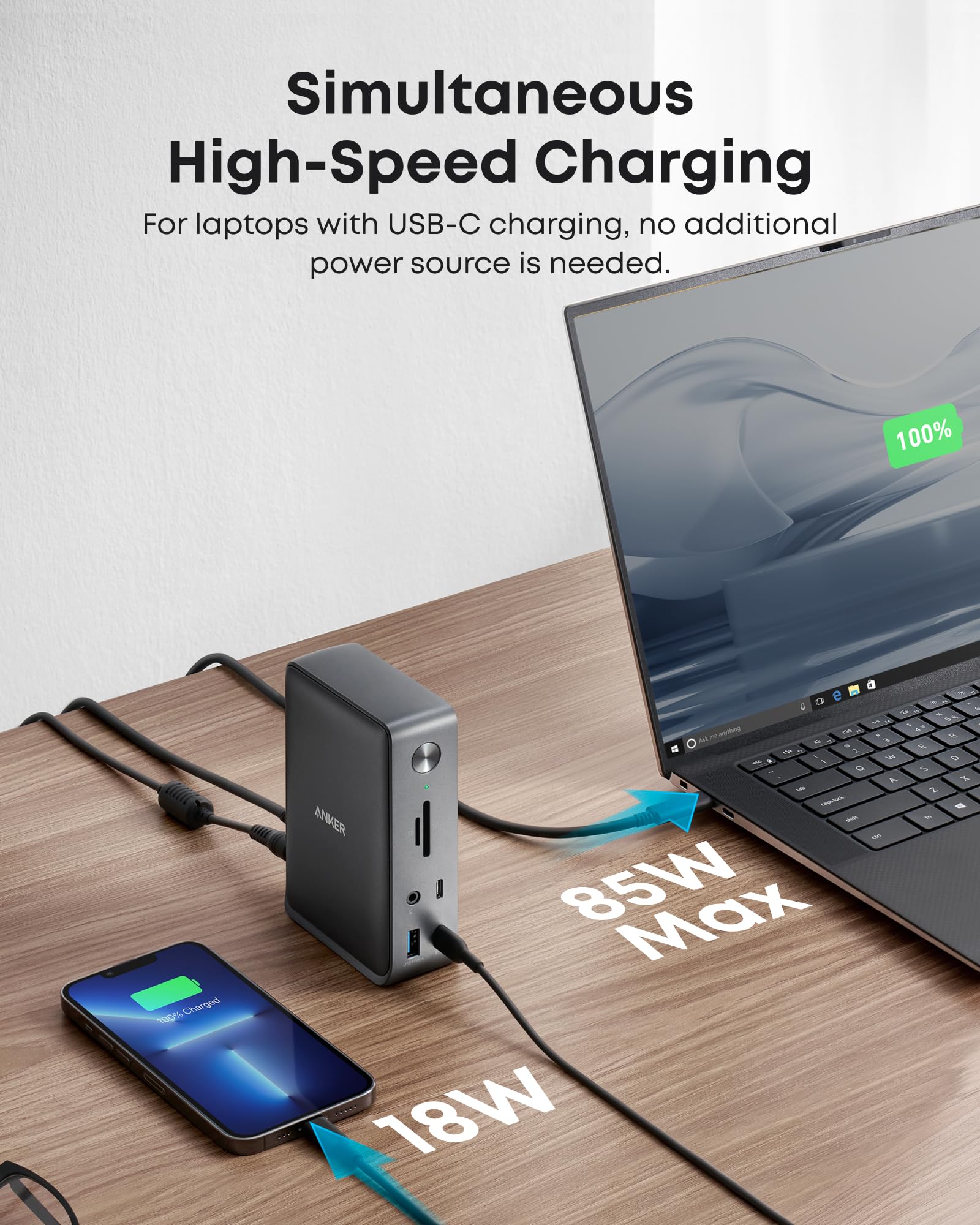 Anker docking station en uso en escritorio profesional con múltiples periféricos