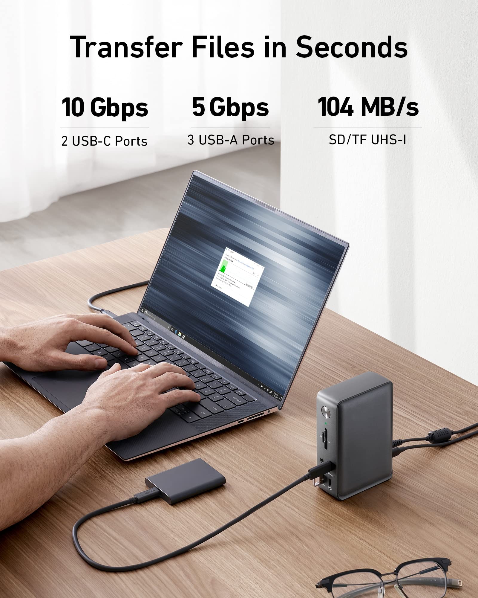 Anker docking station conectada a tres pantallas mostrando multitarea eficiente