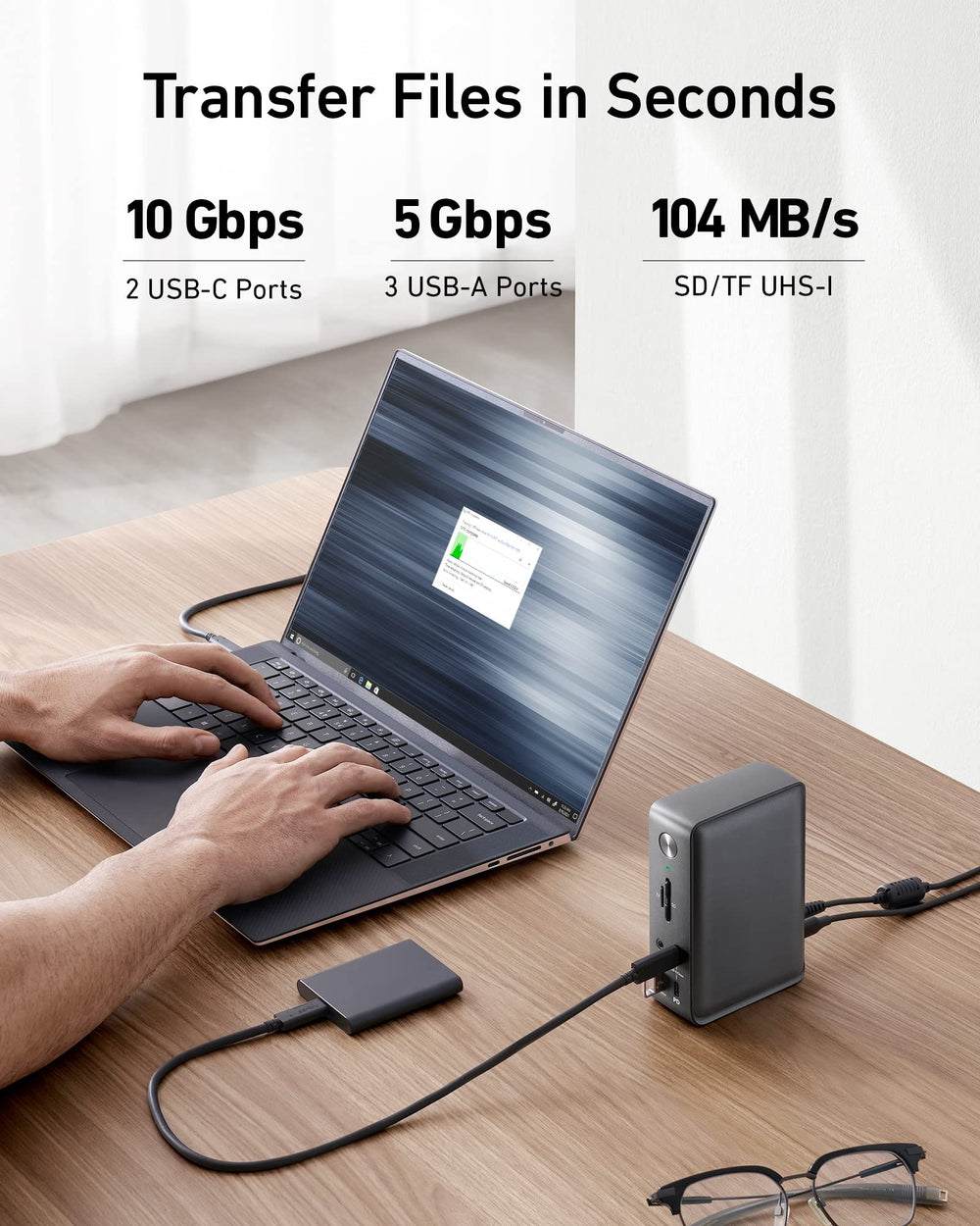 Anker docking station conectada a tres pantallas mostrando multitarea eficiente