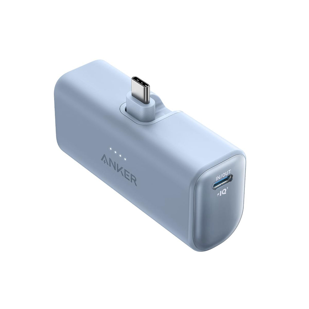 Anker power bank conectado a un iPhone 15 mostrando carga rápida práctica