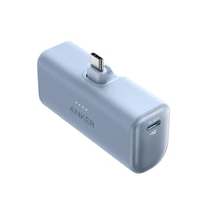 Anker power bank conectado a un iPhone 15 mostrando carga rápida práctica