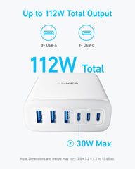 Anker en uso sobre escritorio cargando laptop y smartphone eficientemente