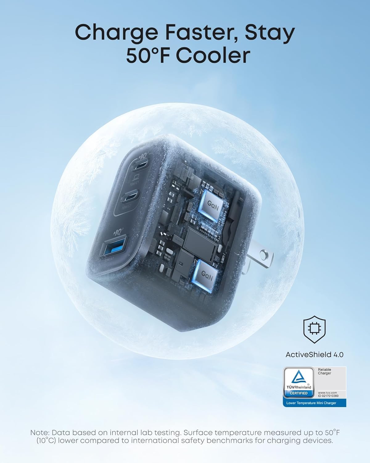 Anker Nano 70W cargando un portátil en una mesa, eficiencia y portabilidad Anker