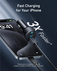 Anker PowerDrive III Duo insertado en encendedor del coche con acceso fácil