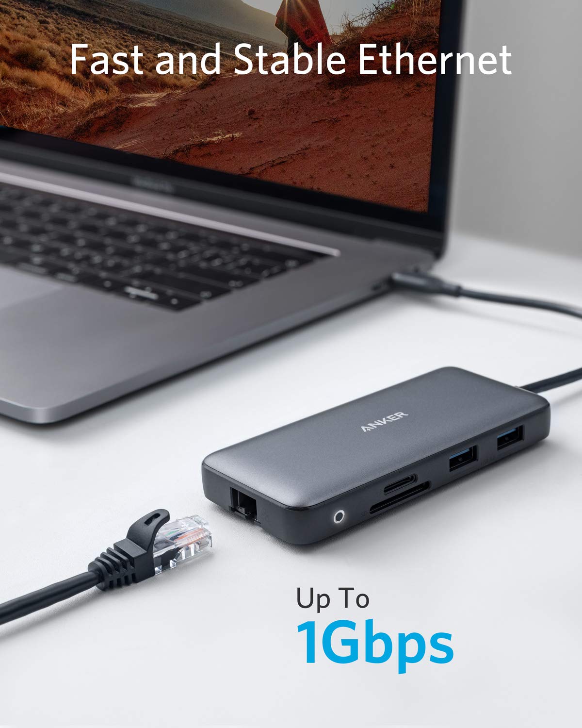 Anker PowerExpand comparado con una libreta para mostrar tamaño compacto