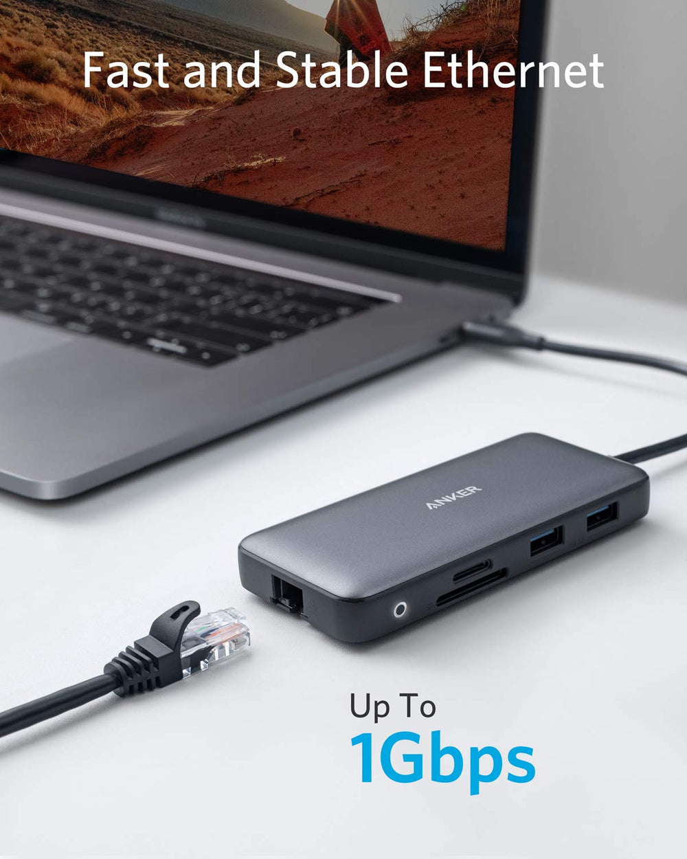 Anker PowerExpand comparado con una libreta para mostrar tamaño compacto