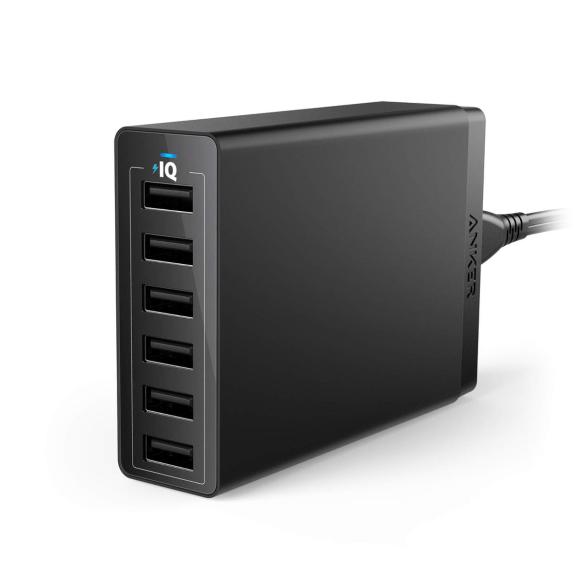 Anker PowerPort 6 vista frontal con seis puertos, carga ordenada y rápida